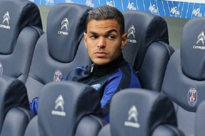 Ekspresi dingin Hatem Ben Arfa duduk di bangku cadanga pemain