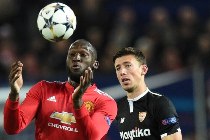  Bek Sevilla, Clement Lenglet (kanan), berduel dengan striker Manchester United, Romelu Lukaku, dalam laga leg kedua babak 16 besar Liga Champions di Stadion Old Trafford, Manchester, Inggris, pada 13 Maret 2018. 