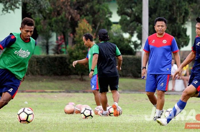 Menjelang laga pekan ke-10 Liga 1 melawan Arema FC, Perseru Serui mengadakan latihan yang dipimpin pelatih baru, Agus Yuwono, di Lapangan Arhanud Pendem Malang, Jawa Timur (8/6/2017) Kamis sore.
