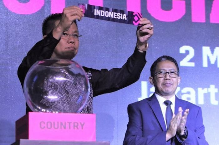 Kertas bertuliskan Indonesia ditunjukkan saat  pengundian grup Piala AFF 2018 yang berlangsung di Hotel Mulia, Senayan, Jakarta, Rabu (2/5/2018) siang WIB. 