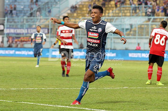Striker Arema FC, Dedik Setiawan, melakukan selebrasi seusai membobol gawang Madura United di penghu