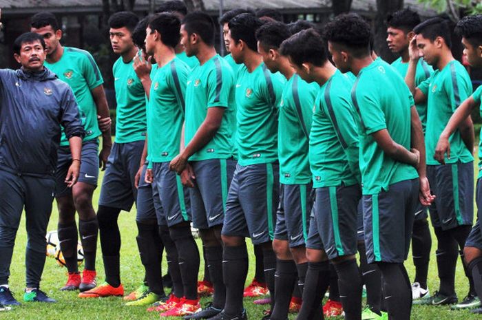 Indra Sjafri memberikan instruksi pada Timnas U-19 Indonesia saat Latihan jelang Piala AFF U-18, 2017 di Yangon, Myanmar. Selasa (29/8/2017), Lapangan Bola SPH, Karawaci, Tangerang. 