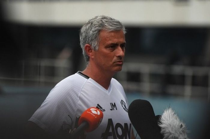 Manajer Manchester United, Jose Mourinho, meladeni pertanyaan jurnalis di pinggir lapangan National Stadium, Minggu (24/7/2016).