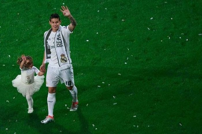 Gelandang Real Madrid, James Rodriguez, merayakan keberhasilan menjuarai Liga Champions bersama putrinya di Santiago Bernabeu, Madrid, Spanyol, 29 Mei 2016.