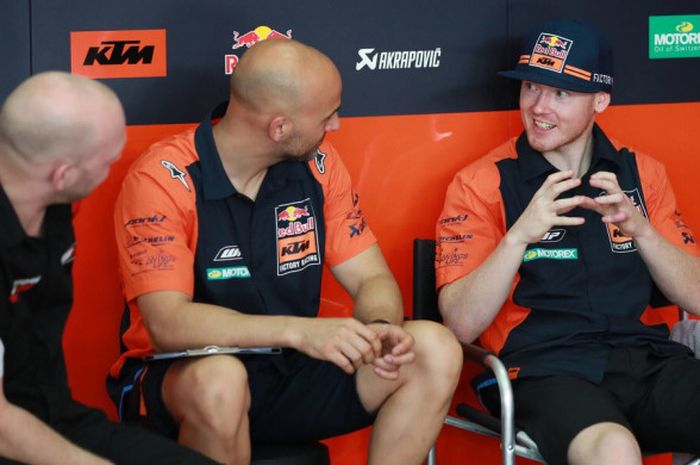Pebalam tim KTM, Bradley Smith, berdiskusi dengan kru timnya saat mengikuti tes pramusim di Sirkuit Sepang, Malaysia, pada 28 Januari 2018.