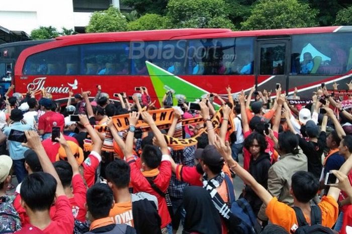 The Jakmania menyambut kedatangan bus tumpangan pemain Persija Jakarta di Stadion Manahan Solo, Jumat (3/11/2017)