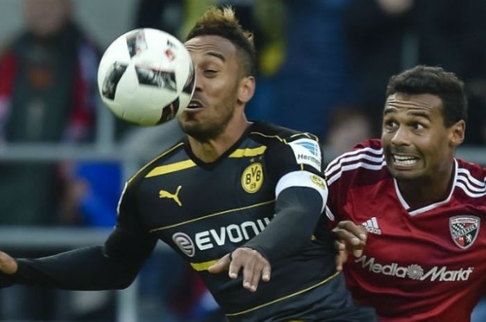 Penyerang Borussia Dortmund, Pierre-Emerick Aubameyang, dalam pertandingan kontra FC Ingolstadt di Stadion Audi Sportpark, Sabtu (22/10/2016). 