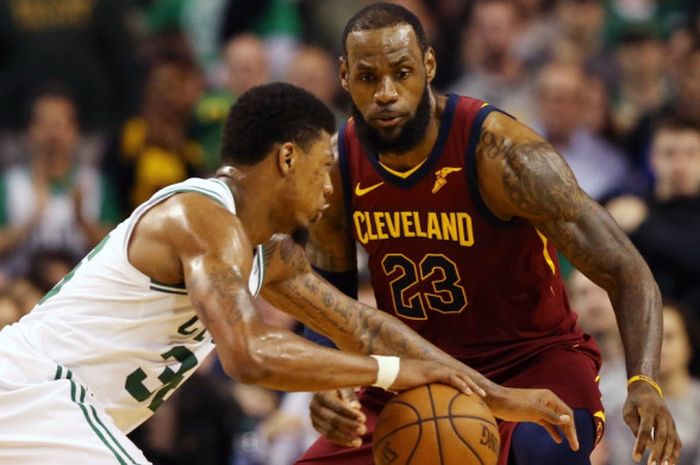 Pebasket Boston Celtics, Marcus Smart (jersey putih, #36), dijaga pemain megabintang Cleveland Cavaliers, LeBron James, saat melakoni laga gim kesatu final Wilayah Barat play-off NBA 2018 di TD Garden, Boston, Massachusetts, Amerika Serikat (AS), Minggu (13/5/2018).