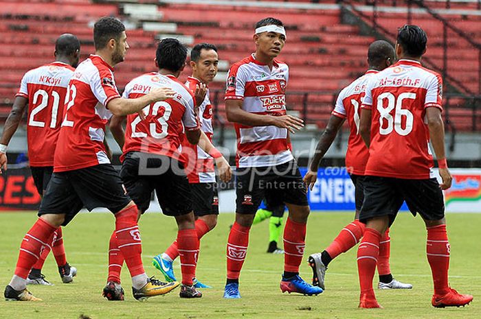 Gelandang Madura United, Asep Berlian (ketiga dari kanan), saat tampil melawan PS Tira.