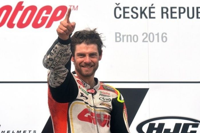 Pebalap LCR Honda, Cal Crutchlow, berpose di podium setelah memastikan diri memenangi GP Ceska yang berlangsung di Sirkuit Brno, Minggu (21/8/2016).