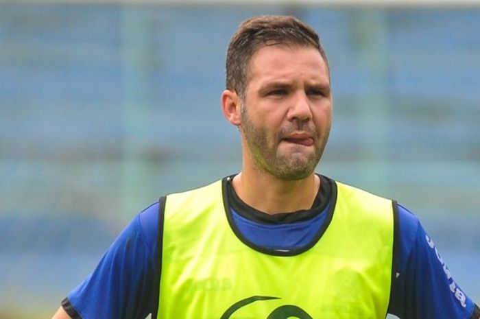  Toni Mossi saat latihan pertama bersama Madura United, Kamis (11/2/2016) pagi di Stadion Brantas Kota Batu.