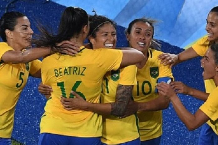 Para pemain Brasil merayakan gol Cristiane ke gawang Swedia pada pertandingan Grup E sepak bola putri Olimpiade Rio 2016, Sabtu (6/8/2016). 