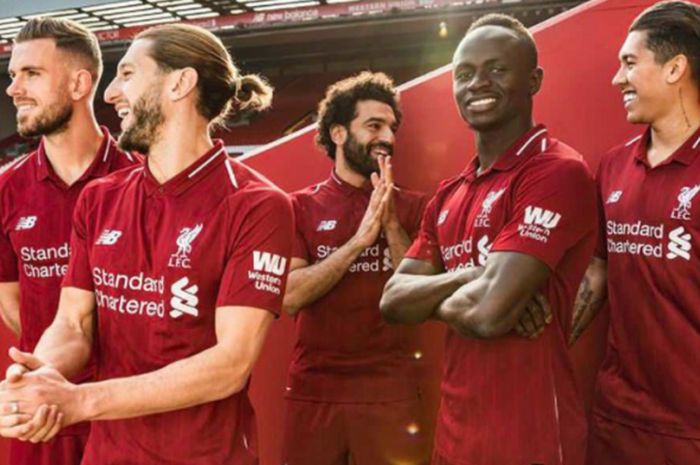  Beberapa pemain Liverpool ketika memperkenalkan seragam baru untuk musim 2018/2019 