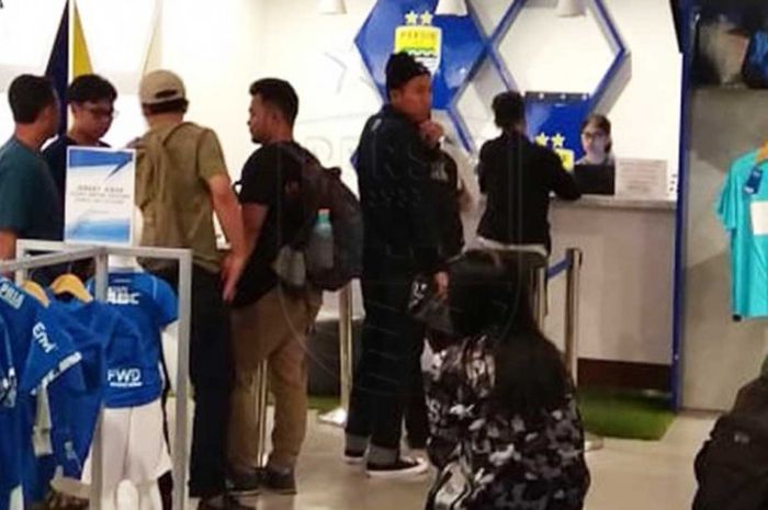 Suasana di Persib Merchandise Store yang sedang mengasakan promo Holiday Sale, diserbu bobotoh, Minggu (17/6/2018)