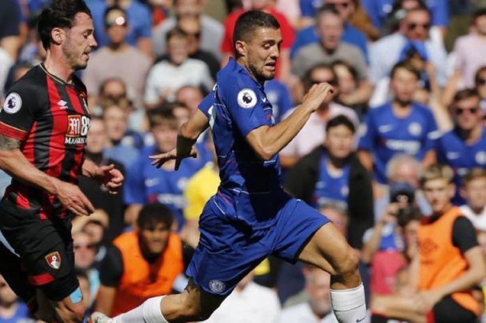 Gelandang Chelsea Mateo Kovacic (kanan) beradu cepat dengan Calum Wilson dari Bournemouth dalam partai Liga Inggris di Stamford Bridge, 1 September 2018.