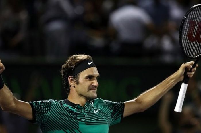 Petenis Swiss, Roger Federer, merayakan kemenangan atas Nick Kyrgios (Australia) dengan 7-6(9), 6-7(9), 7-6(5), pada babak semifinal Miami Terbuka yang berlangsung di Crandon Park Tennis Center, Miami Kamis (31/3/2017) waktu setempat.