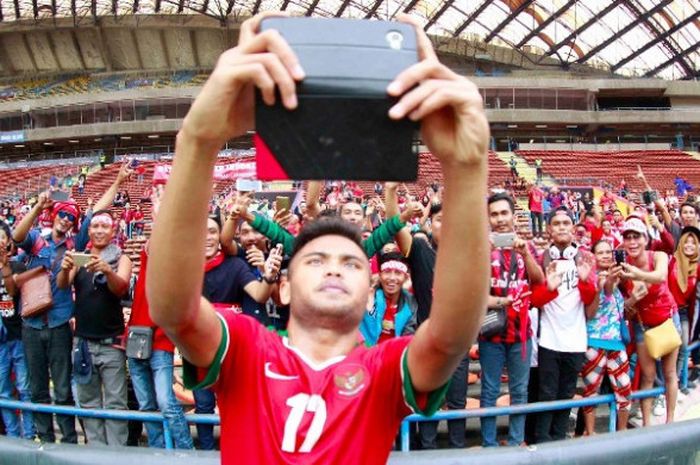 Gelandang tim nasional U-22 Indonesia, Saddil Ramdani, berswafoto seusai pertandingan melawan Thailand, Selasa (15/8/2018)