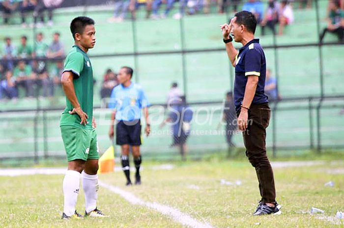 Pelatih PSMS Medan, Djadjang Nurdjaman, memberikan intruksi kepada pemainnya saat PSMS Medan menggelar uji coba melawan PS Bhinneka di Stadion Teladan, Selasa (3/7/2018).