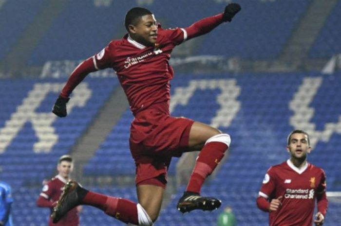 Striker Liverpool U-23, Rhian Brewster, merayakan gol yang dia cetak ke gawang PSV Eindhoven U-23 dalam laga Premier League International Cup di Stadion Prenton Park, Merseyside, Inggris, pada 19 Desember 2017.