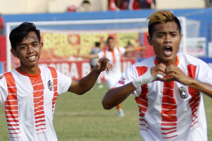 Ekspresi Andrid Wibawa (kanan), pemain Sragen United, saat merayakan gol bersama rekan setim saat dijamu Persiba Bantul pada laga Grup 4 Liga 2 musim 2017 di Stadion Sultan Agung, Kabupaten Bantul.