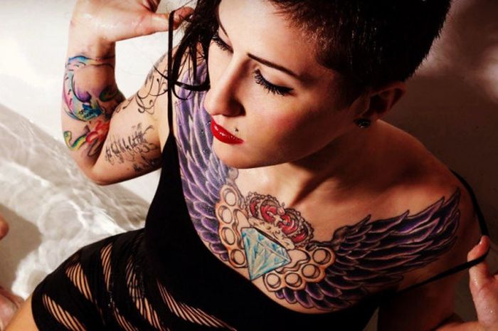 Cassie Rob, petarung seksi yang punya banyak tato di sekujur tubuhnya.