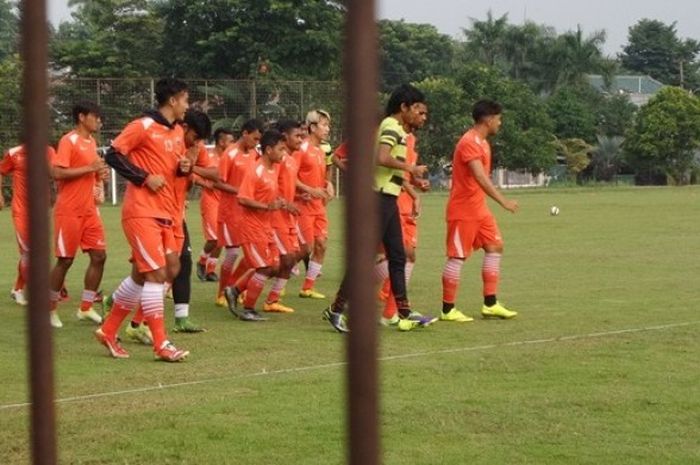 Para pemain Persija saat berlatih di Lapangan Villa 2000, Pamulang, Tangerang Selatan pada Rabu (30/3/2016). Selain tak punya lapangan tetap untuk latihan, Persija juga masih belum tahu bakal menjamu lawannya. 