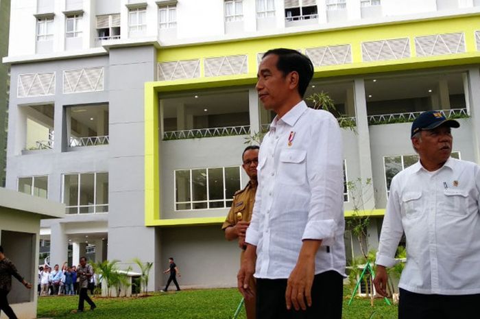 Presiden Joko Widodo bersama Gubernur DKI Jakarta Anies Baswedan meninjau Wisma Atlet Kemayoran, Jakarta, Senin (26/2/2018).