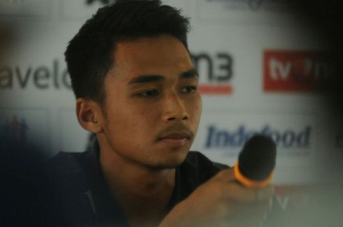 Pemain Arema FC, Bagas Adi Nugroho, berbicara di sesi konferensi pers di Graha Persib, Jalan Sulanjana, Kota Bandung pada Jumat siang (14/4/2017).