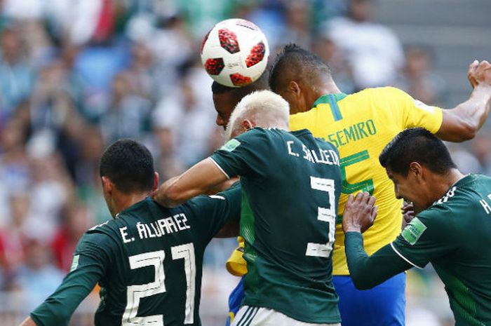 Gelandang timnas Brasil, Casemiro, berduel dengan para pemain timnas Meksiko pada laga babak 16 besar Piala Dunia 2018 di Samara Arena, 2 Juli 2018.