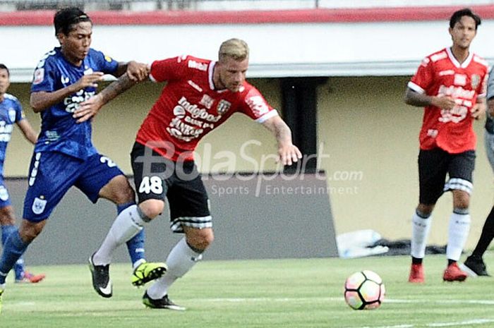 Pemain anyar Bali United, Kevin Brands (48/merah) berupaya melindungi bola dari gangguan pemain PSIS pada laga uji coba kedua tim di Stadion Kapten I Wayan Dipta, Gianyar, Rabu (10/1/2018).