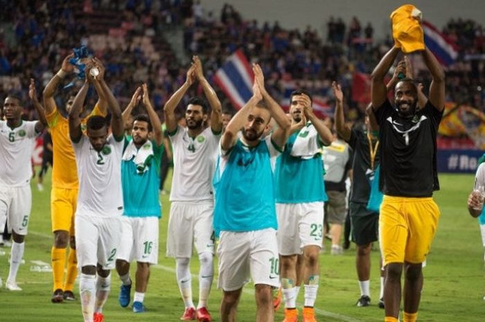    Para pemain timnas Arab Saudi merayakan kemenangan atas timnas Thailand dalam laga kualifikasi Piala Dunia 2018 zona Asia, Kamis (23/4/2017).   