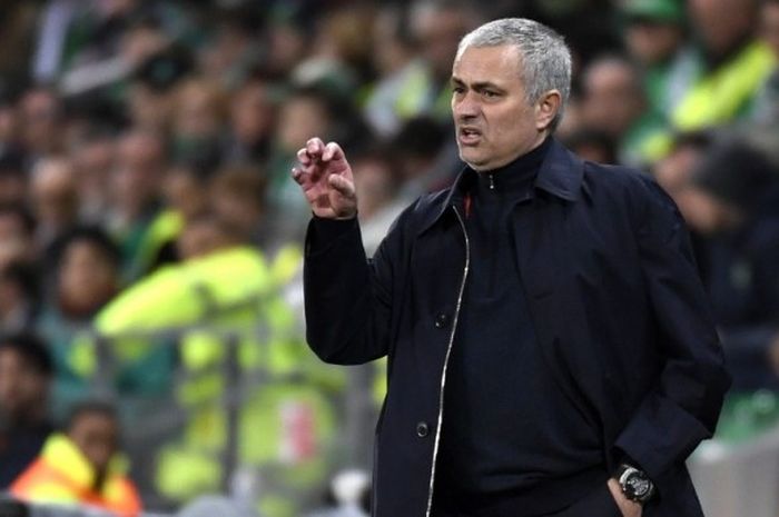 Manajer Manchester United, Jose Mourinho, mendampingi anak-anak asuhnya dalam laga leg kedua babak 32 besar Liga Europa kontra Saint-Etienne di Stadion Geoffroy Guichard, Prancis, pada 22 Februari 2017.