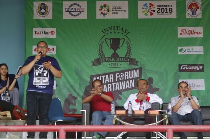 Ketua Panitia Invitasi PSSI Pers, Dwi Putra, saat memberikan sambutan di Lapangan Pertamina Simprug, Jakarta Selatan, Rabu (25/7/2018)