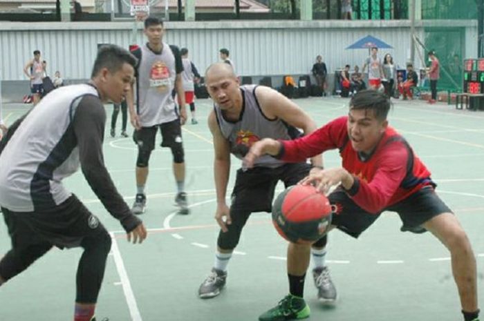 Pertandingan bola basket 3-on-3 Red Bull Reign Indonesia yang berlangsung di Lapangan Pati Unus, Jakarta. (Dok. Red Bull Reign Indonesia)