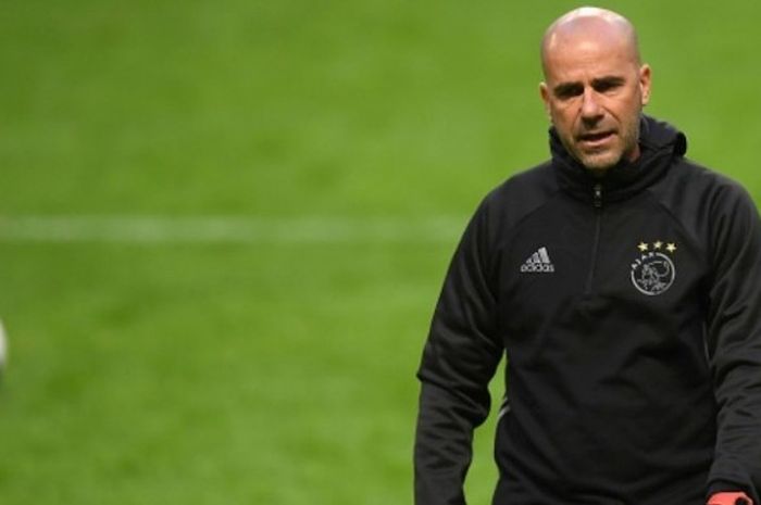 Pelatih Peter Bosz, saat mendampingi Ajax Amsterdam dalam sesi latihan menjelang final Liga Europa di Friends Arena pada 23 Mei 2017. 