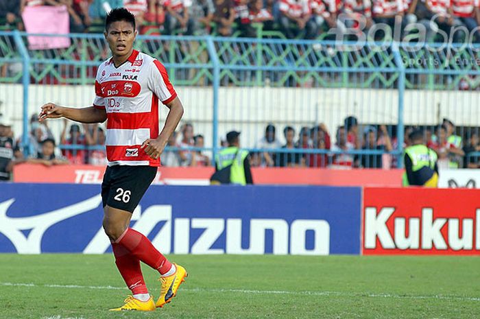 Bek Madura United, Fachruddin Wahyudi, saat tampil melawan PSM Makassar pada pekan ke-17 Liga 1 di Stadion Gelora Bangkalan, Jawa Timur, Sabtu (29/07/2017) sore.