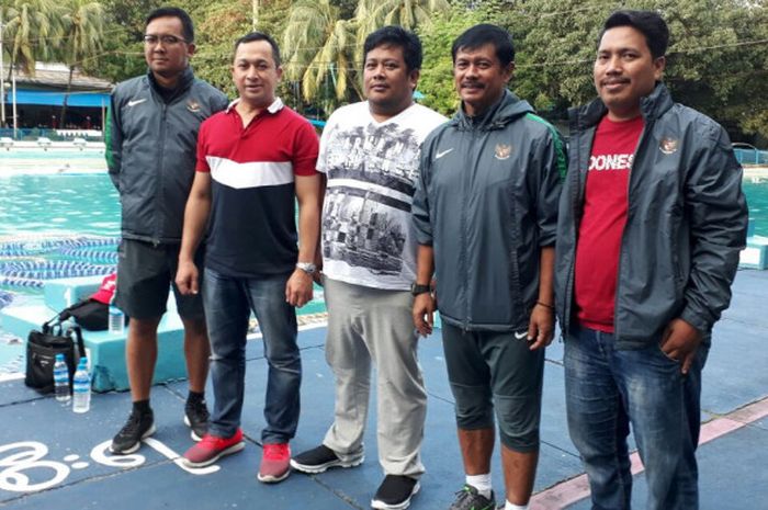 Pelatih Indra Sjafri (dua dari kanan) bersama Manajer timnas U-19 Indonesia, Roni Fauzan (tengah) di Hotel Olympic, Yangon, Myanmar, Selasa (12/9/2017).