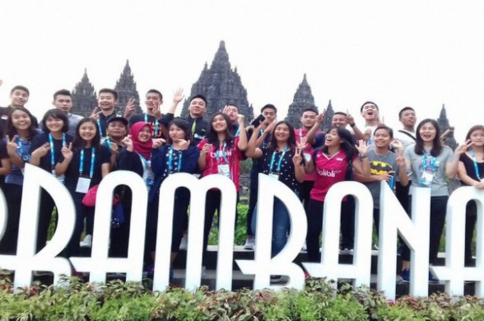 Kontingen Indonesia berfoto bersama dalam rangkaian acara cultural day Kejuaraan Dunia Bulu Tangkis Junior 2017 yang digelar di Candi Prambanan, Minggu (15/10/2017).