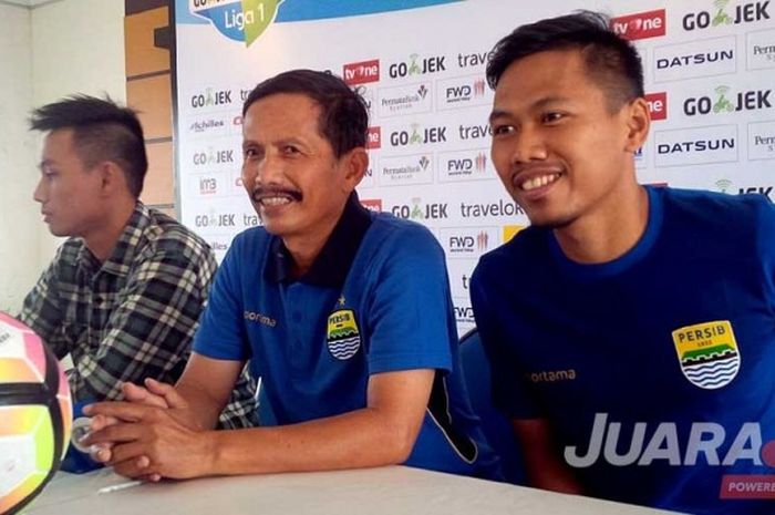 Pelatih Persib Djadjang Nurdjaman ditemani pemainya Tony Sucipto, saat jumpa pers di Graha Persib, Jalan Sulanjana, Kota Bandung, Sabtu (10/6/2017)