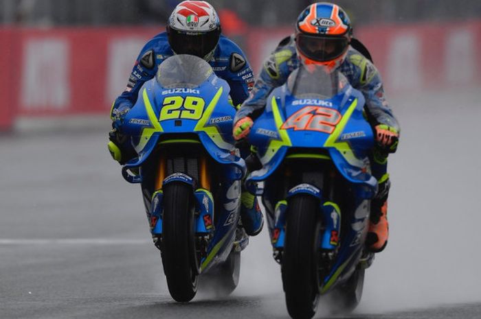  Kedua pebalap tim Ecstar Suzuki, Andrea Iannone (kiri) dan Alex Rins (kanan), berhasil meraih hasil terbaik musim ini ketika keduanya finis di posisi lima besar pada balapan MotoGP Jepang, pada 15 Oktober 2017. 