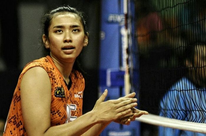 Kapten tim bola voli putri Jakarta BNI Taplus, Yolla Yuliana, bereaksi dalam laga  melawan Gresik Petrokimia pada seri pertama putaran kedua Proliga 2018 yang berlangsung di GOR Purna Krida, Denpasar, Bali, Minggu (4/3/2018).