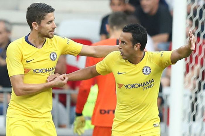 Duo penyerang Chelsea asal Spanyol, Alvaro Morata dan Pedro Rodriguez merayakan gol saat melawan Inter Milan dalam laga International Champions Cup 2018 di Stadion Allianz Riviera Nice, Prancis pada Sabtu (28/7/2018)