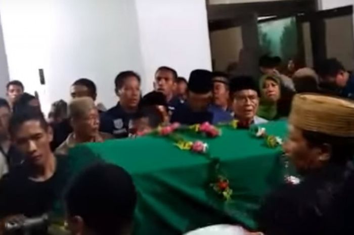 Suasana pemberangkatan jenazah Choirul Huda yang dimakamkan pada Minggu (15/10/2017)