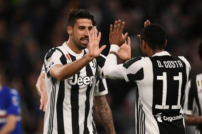 Gelandang Juventus, Sami Khedira (kiri), merayakan golnya bersama Douglas Costa dalam laga Liga Italia kontra Sampdoria di Stadion Allianz, Turin pada 15 April 2018.