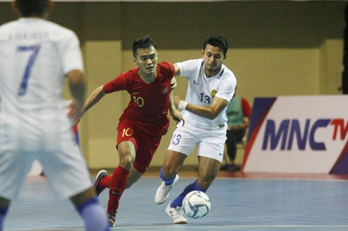 Pemain timnas futsal Indonesia, Andri Kustiawan, beraksi pada laga kontra Malaysia di ajang Piala AFF Futsal 2018 di GOR UNY, Yogyakarta, Selasa (6/11/2018).