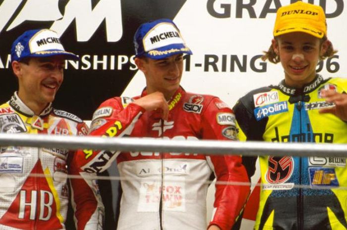 Valentino Rossi saat naik podium di A1-Ring (kini Red Bull Ring) di kelas 125cc pada tahun 1996.