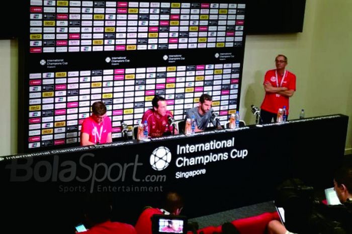 Pelatih Arsenal, Unai Emery, dan Henrikh Mkhitaryan menghadiri jumpa pers jelang laga  International Champions Cup 2018 di Stadion Nasional Singapura, pada Jumat 27 Juli 2018.