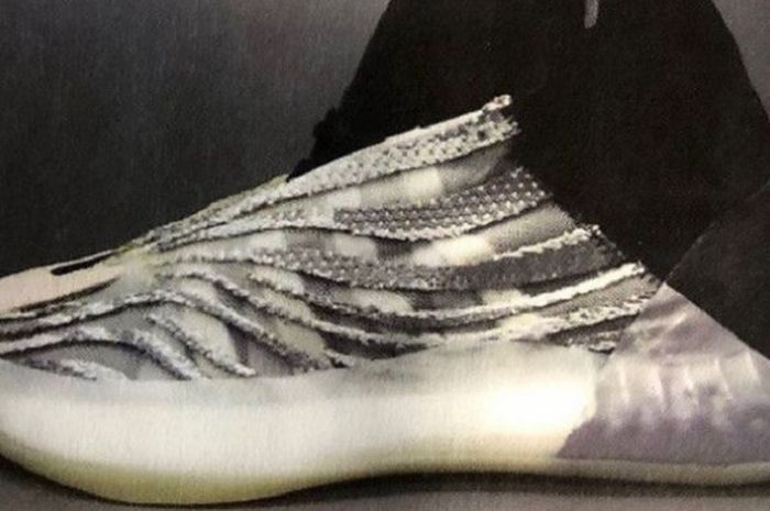 Sepatu basket Adidas Yeezy.