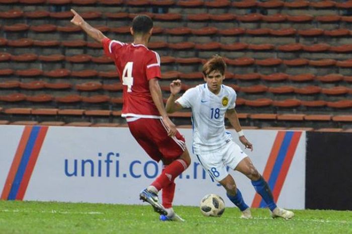 Penyerang timnas U-23 Malaysia, Akhyar Rashid (18) mencoba melewati pemain timnas U-23 Uni Emirat Arab (UEA) pada uji coba di Stadion Shah Alam, Selangor, 10 Agustus 2018. 