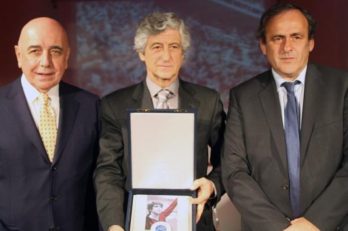 Gianni Rivera (tengah) diapit oleh Adriano Galliani (kiri) dan Michel Platini saat penganugerahan UEFA President's Award di Giuseppe Meazza, Milan, 12 Maret 2012.